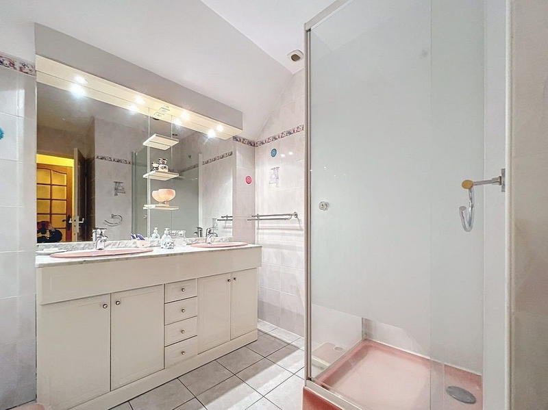 Maison - 201 m² - 9 pièces