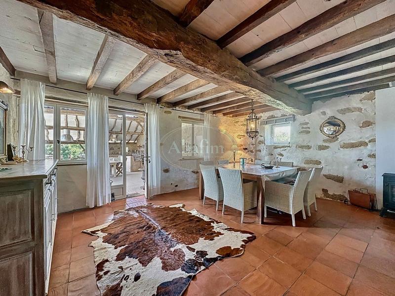 Maison - 260 m² - 8 pièces