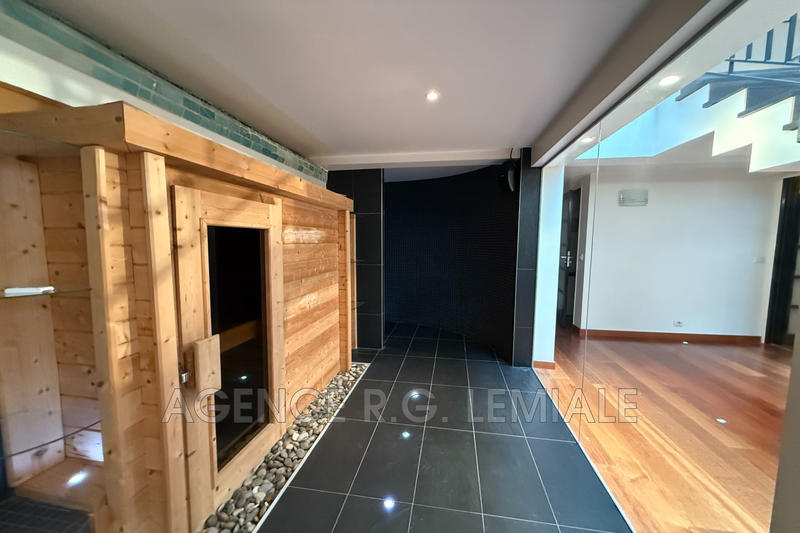 Maison - 937 m² - 15 pièces