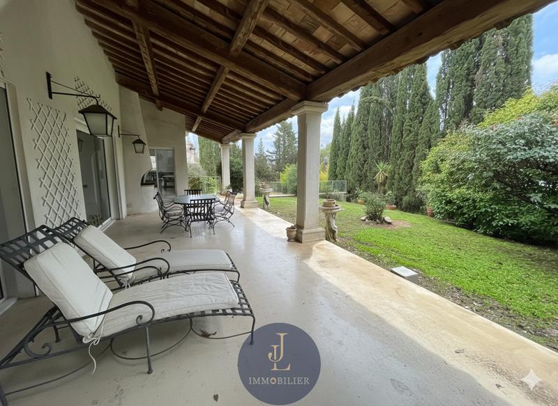 Villa - 260 m² - 6 pièces