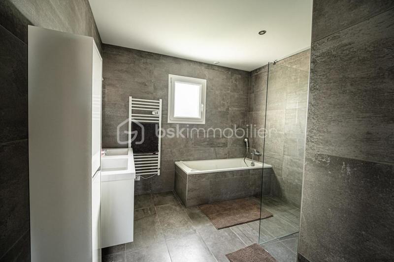 Maison - 95 m² - 4 pièces