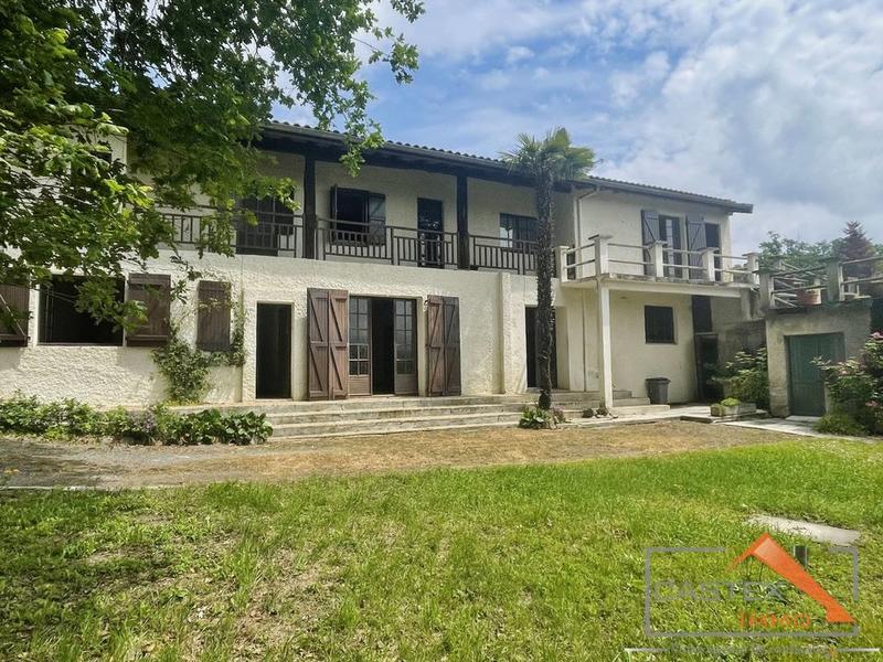 Maison - 334 m² - 9 pièces