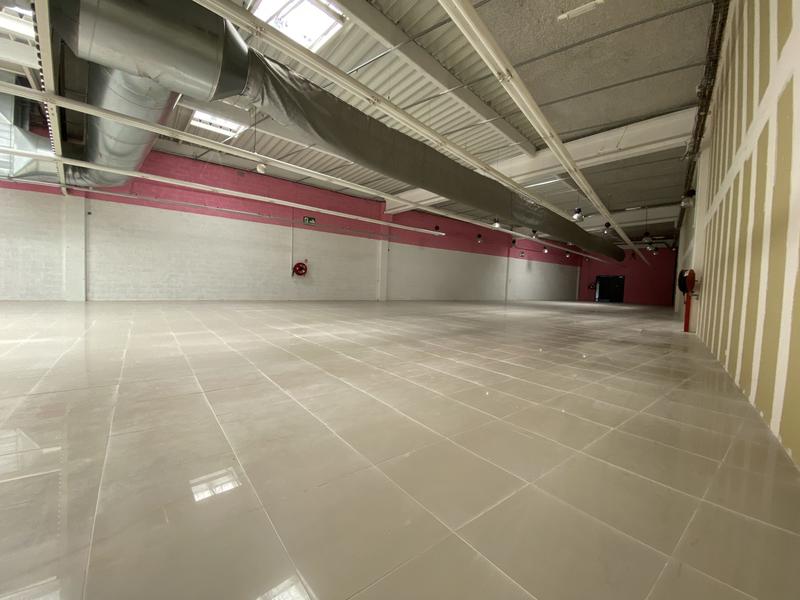 Local commercial - 1 203 m²