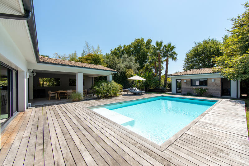 Maison - 225 m² - 9 pièces