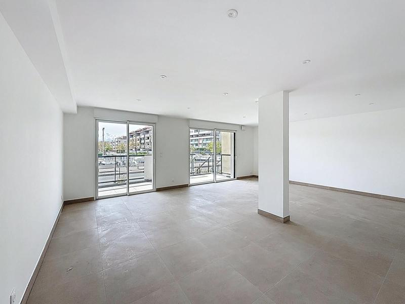 Local commercial - 77 m² - 3 pièces