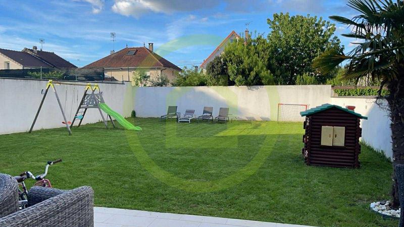 Maison - 230 m² - 6 pièces