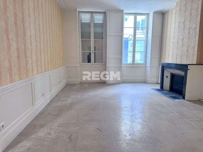 Maison - 341 m² - 9 pièces