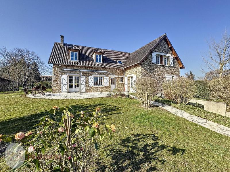 Maison - 202 m² - 8 pièces