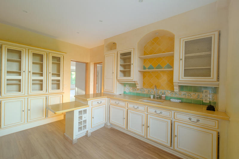 Propriété - 230 m² - 6 pièces