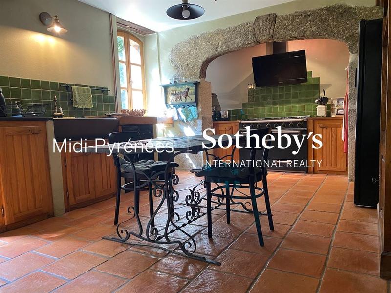 Maison - 360 m² - 8 pièces