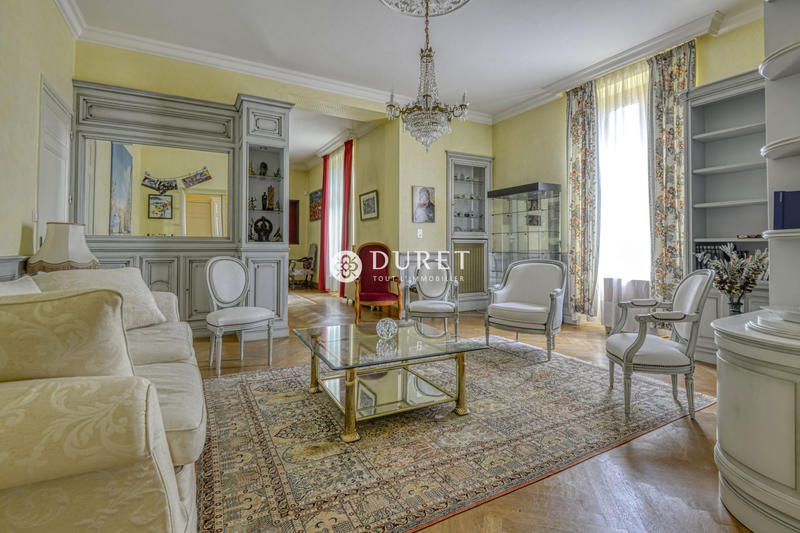 Maison - 214 m² - 10 pièces