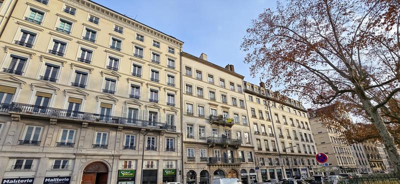 Appartement - 184 m² - 6 pièces