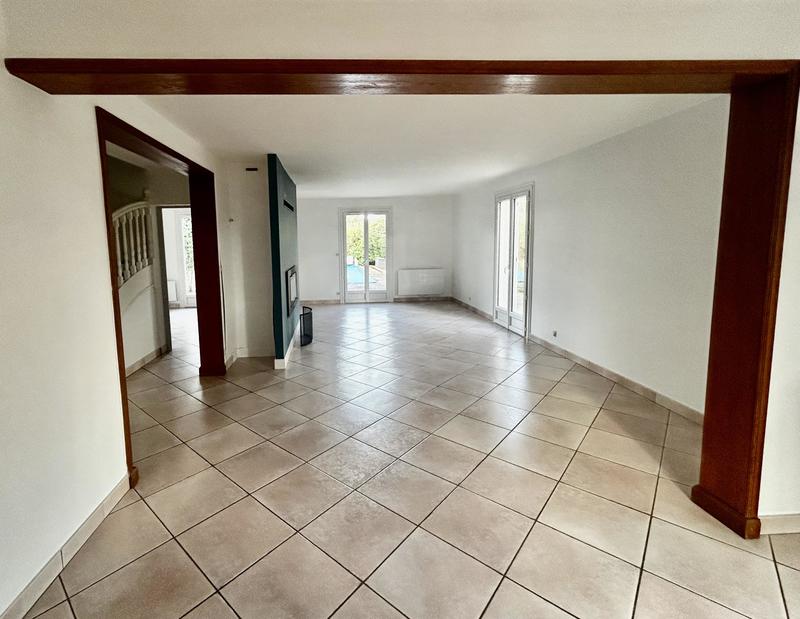 Maison traditionnelle - 199 m² - 9 pièces