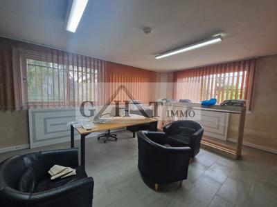 Entrepôt - 1 077 m²