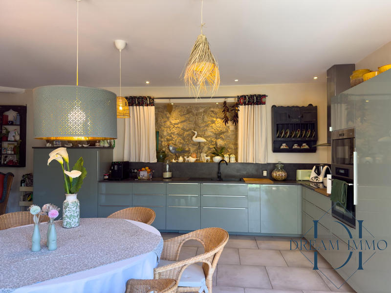 Maison - 260 m² - 7 pièces