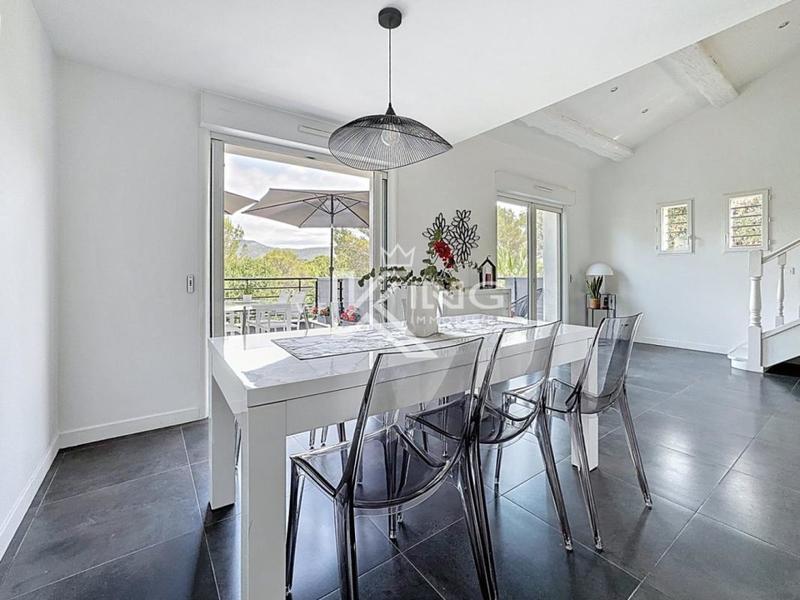 Villa - 200 m² - 6 pièces