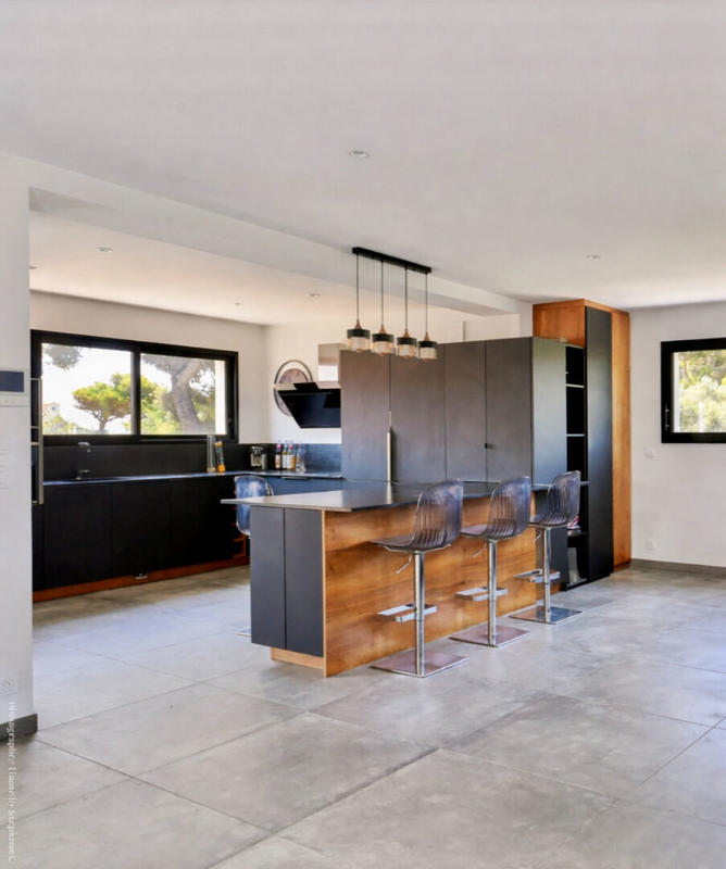 Maison - 220 m² - 6 pièces