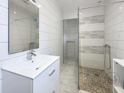 Maison - 220 m² - 7 pièces