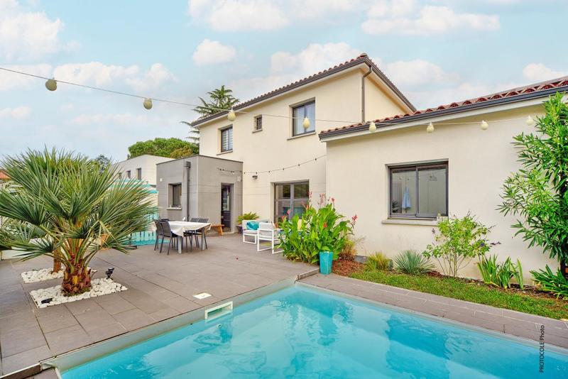 Maison - 216 m² - 6 pièces