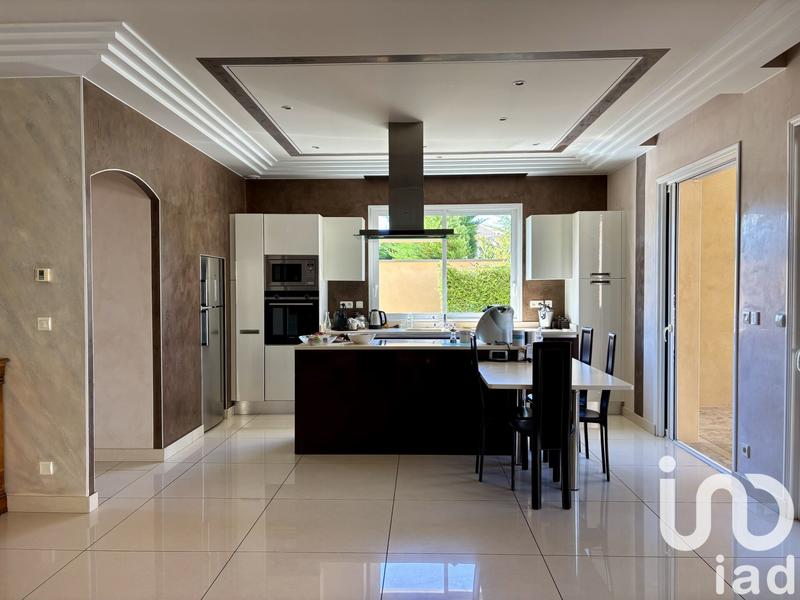 Maison - 240 m² - 7 pièces