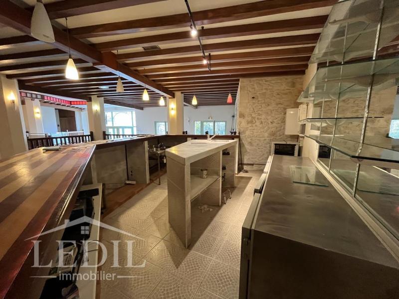 Local commercial - 710 m² - 1 pièce