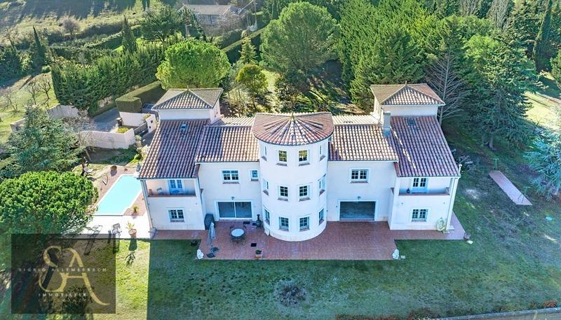 Propriété - 377 m² - 10 pièces