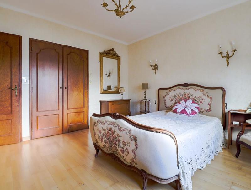 Maison - 260 m² - 12 pièces