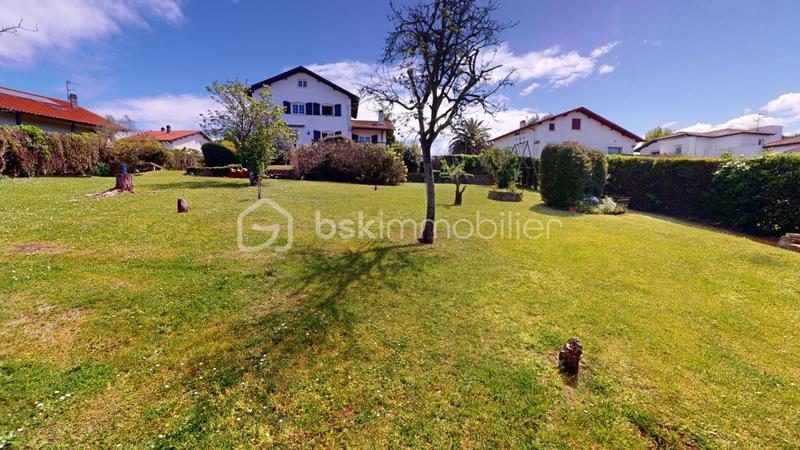 Propriété - 221 m² - 9 pièces