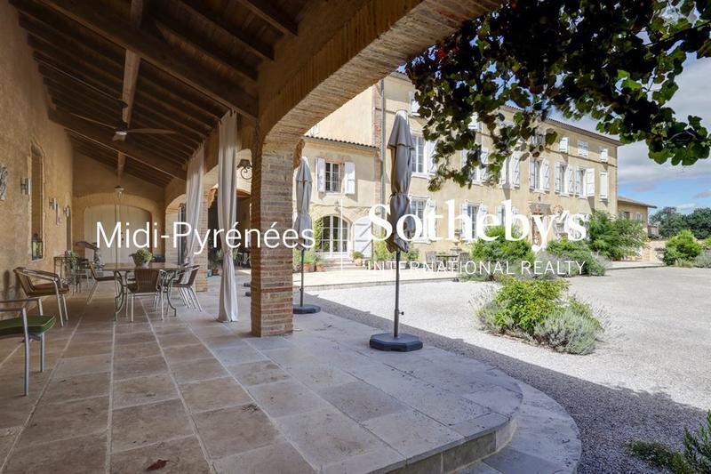 Maison de maîtres - 728 m² - 18 pièces