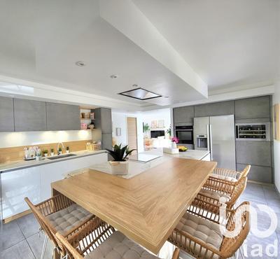 Maison - 265 m² - 9 pièces