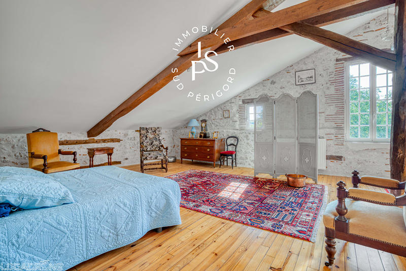 Maison - 323 m² - 15 pièces