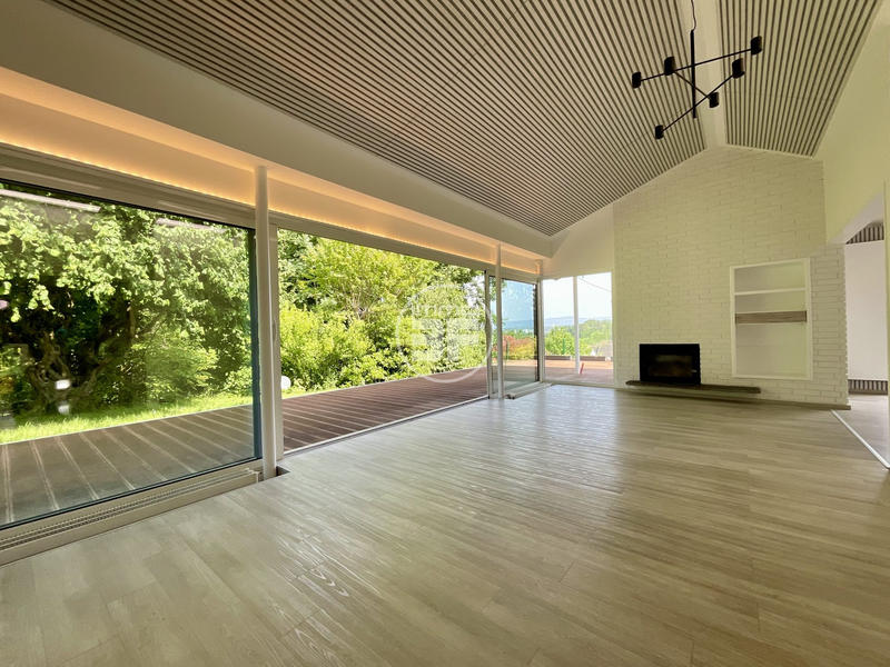 Maison - 240 m² - 5 pièces