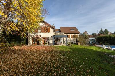 Maison - 225 m² - 9 pièces