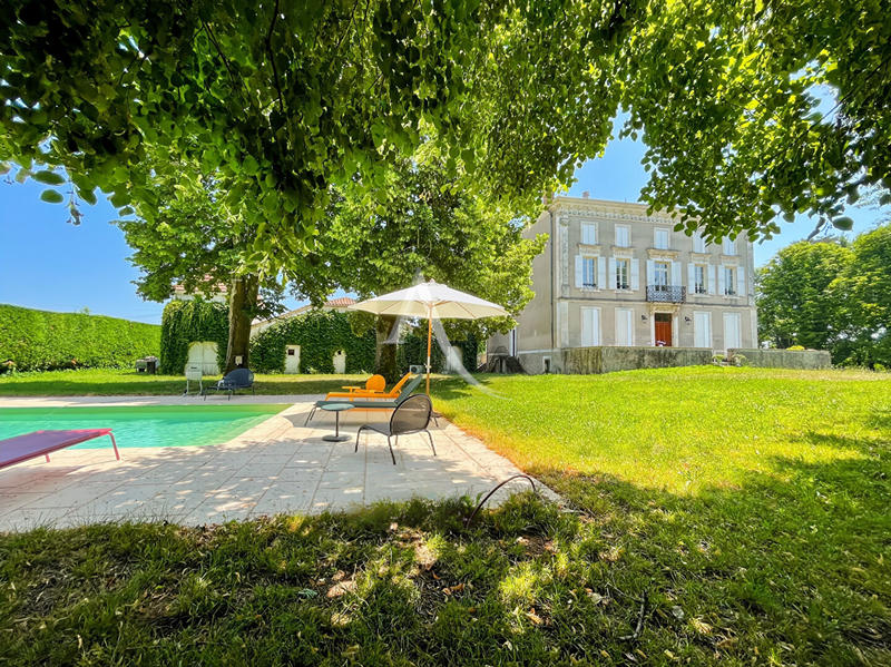 Maison - 437 m² - 11 pièces