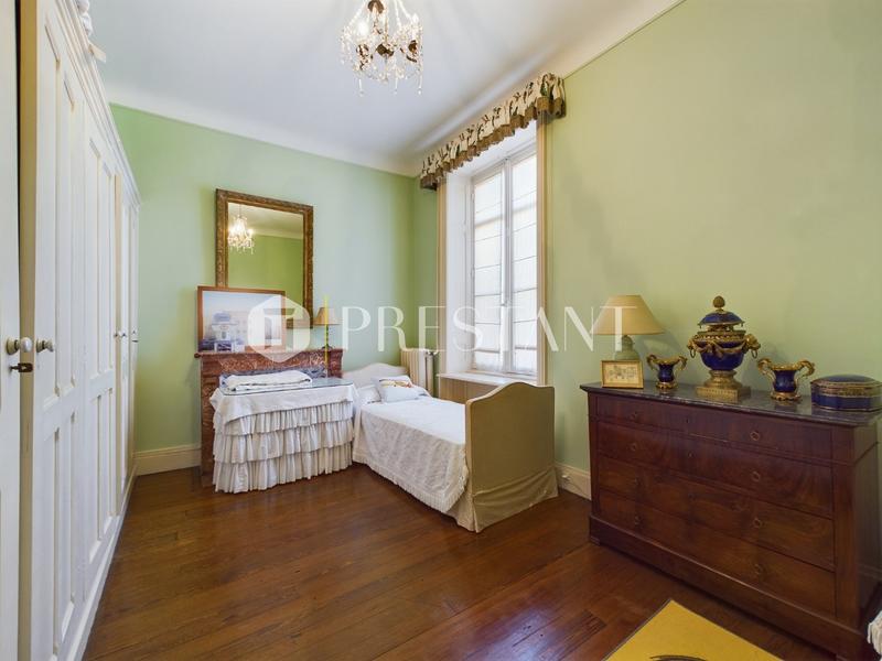 Maison - 800 m² - 20 pièces