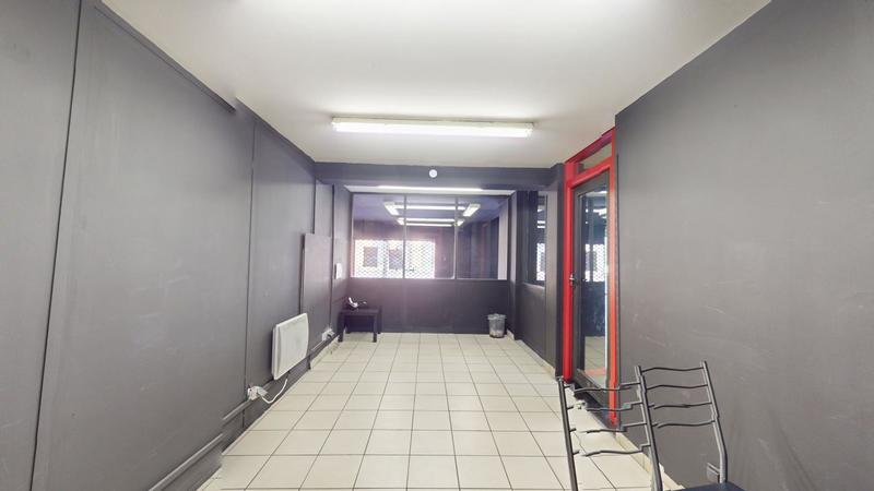Entrepôt - 715 m²