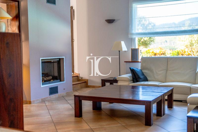 Maison - 260 m² - 6 pièces