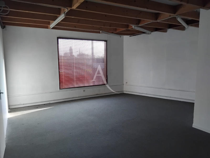 Local d'activité / Entrepôt - 104 m²