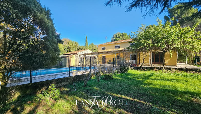 Maison - 220 m² - 8 pièces