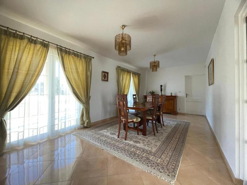 Maison - 270 m² - 9 pièces