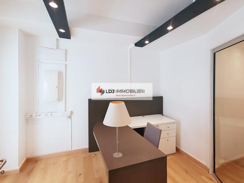 Local commercial - 220 m² - 13 pièces