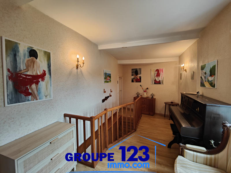 Maison - 205 m² - 9 pièces