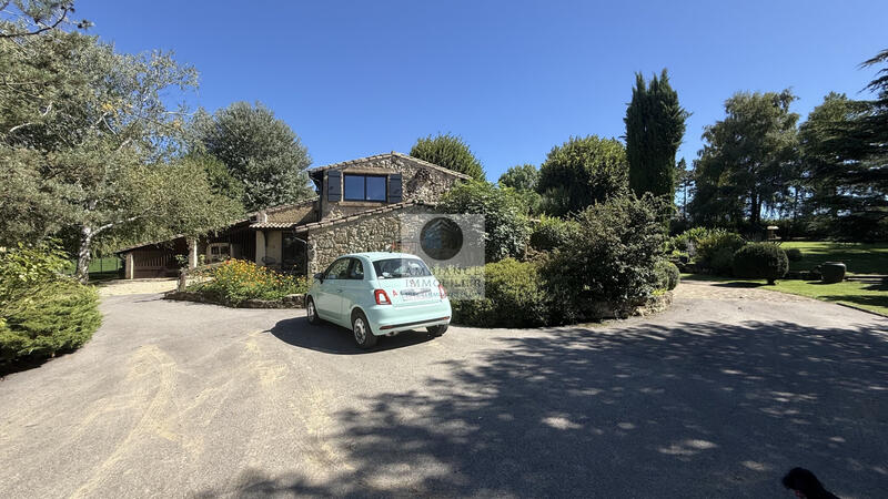 Maison - 220 m² - 6 pièces