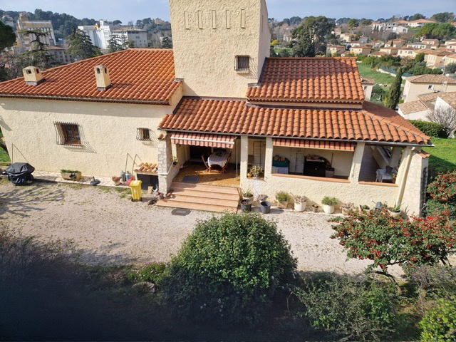 Maison - 290 m² - 9 pièces