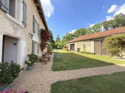 Maison - 360 m² - 8 pièces