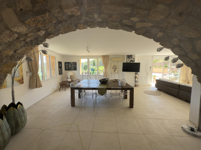 Villa - 242 m² - 6 pièces