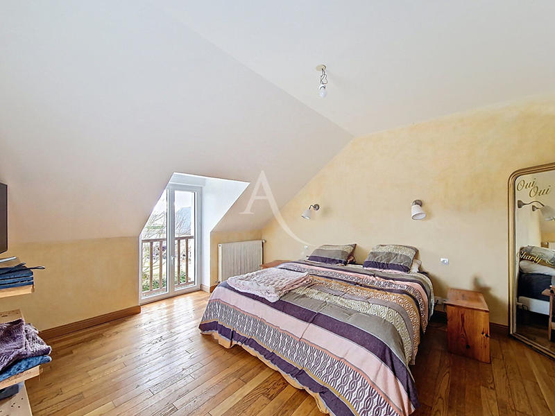 Maison - 205 m² - 9 pièces