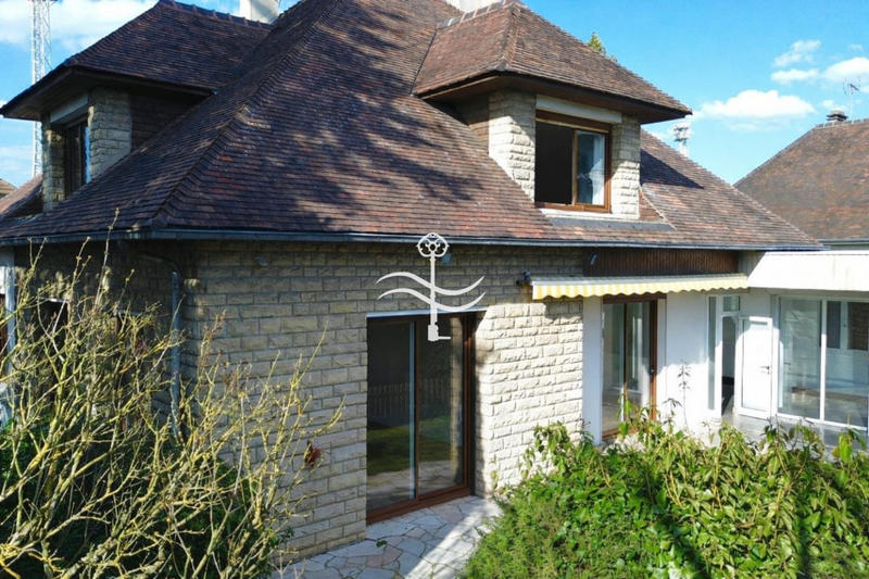 Maison - 219 m² - 7 pièces