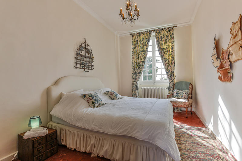 Château - 1 302 m² - 25 pièces