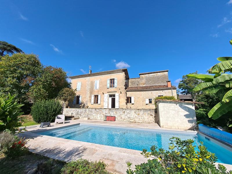 Maison - 220 m² - 8 pièces